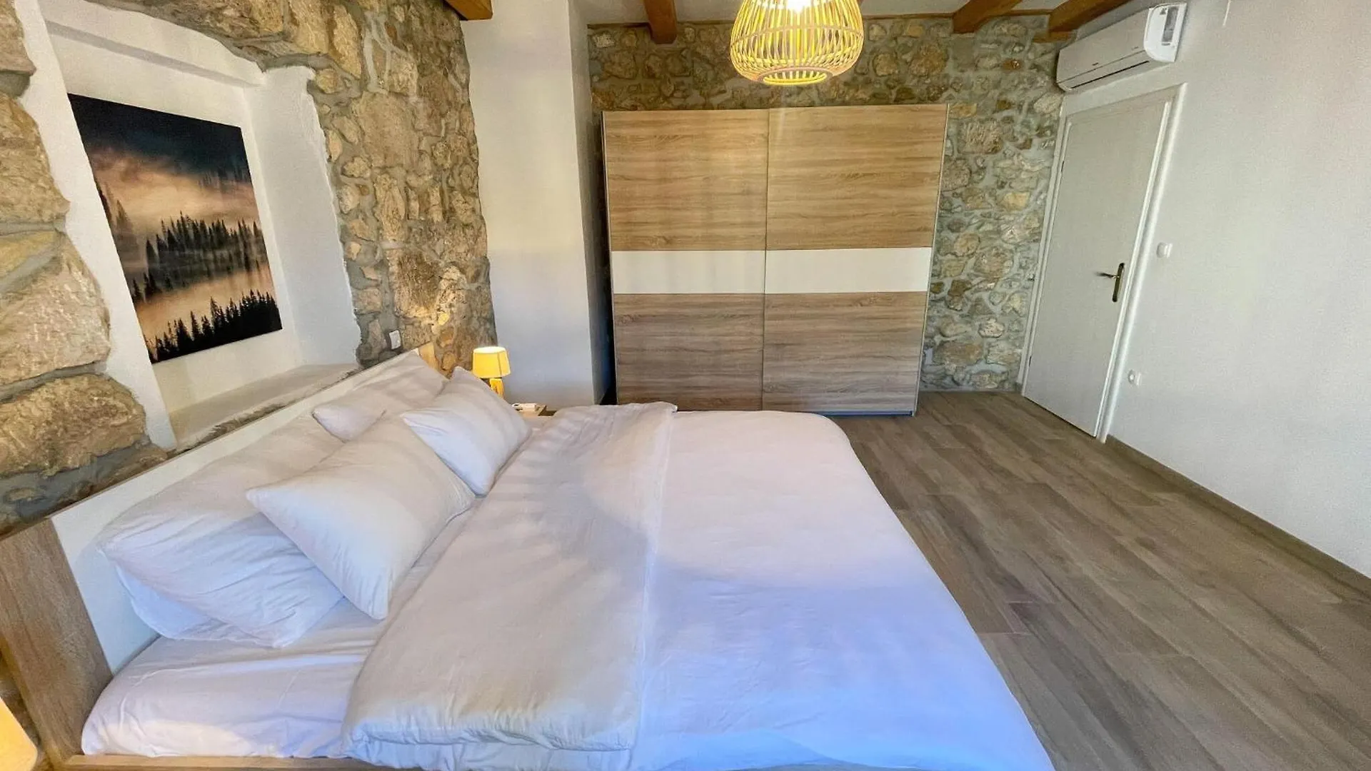 Beautiful Holiday Home With Swimming Pool Drivenik 0*,  크로아티아