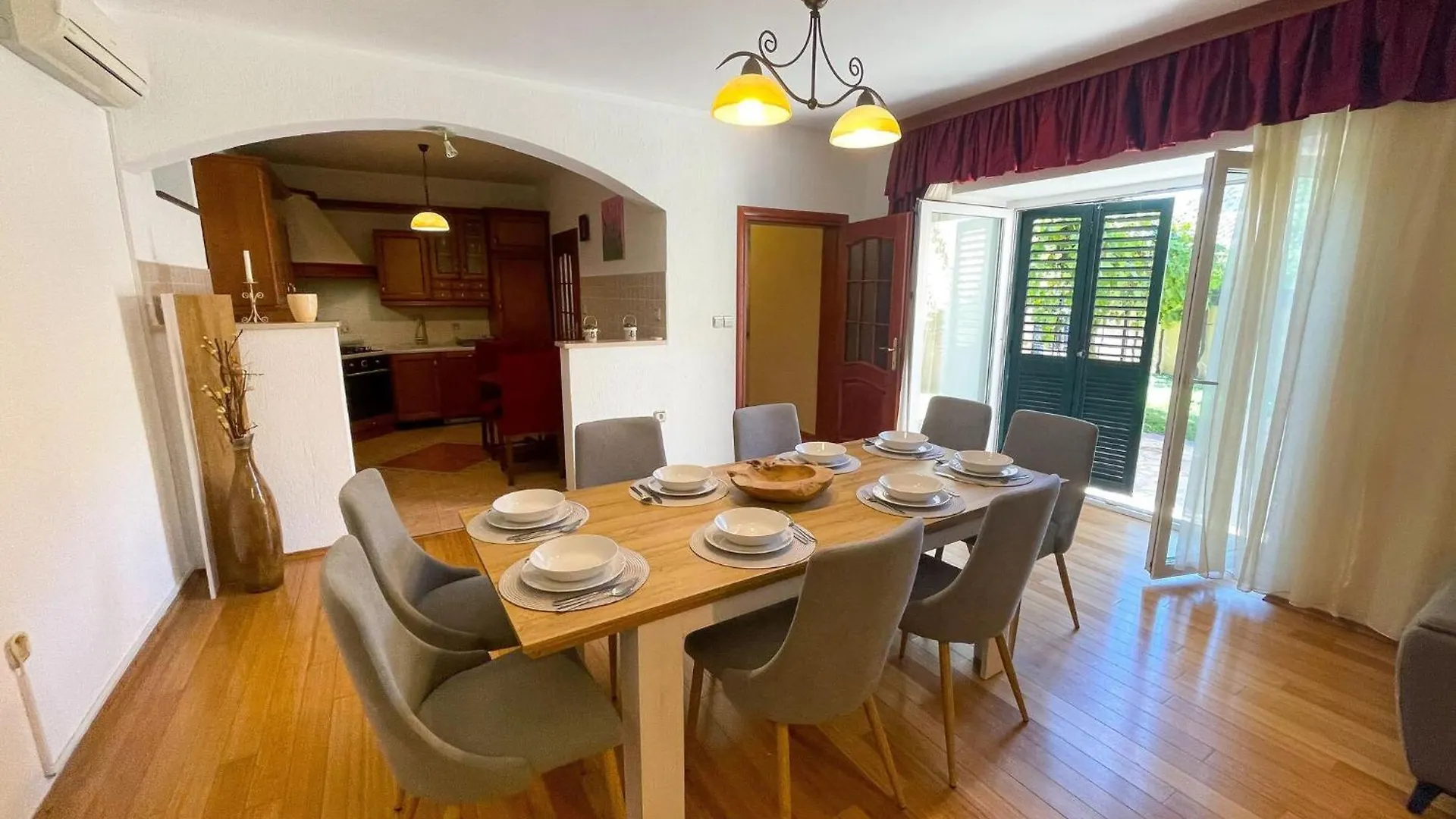 Beautiful Holiday Home With Swimming Pool Drivenik