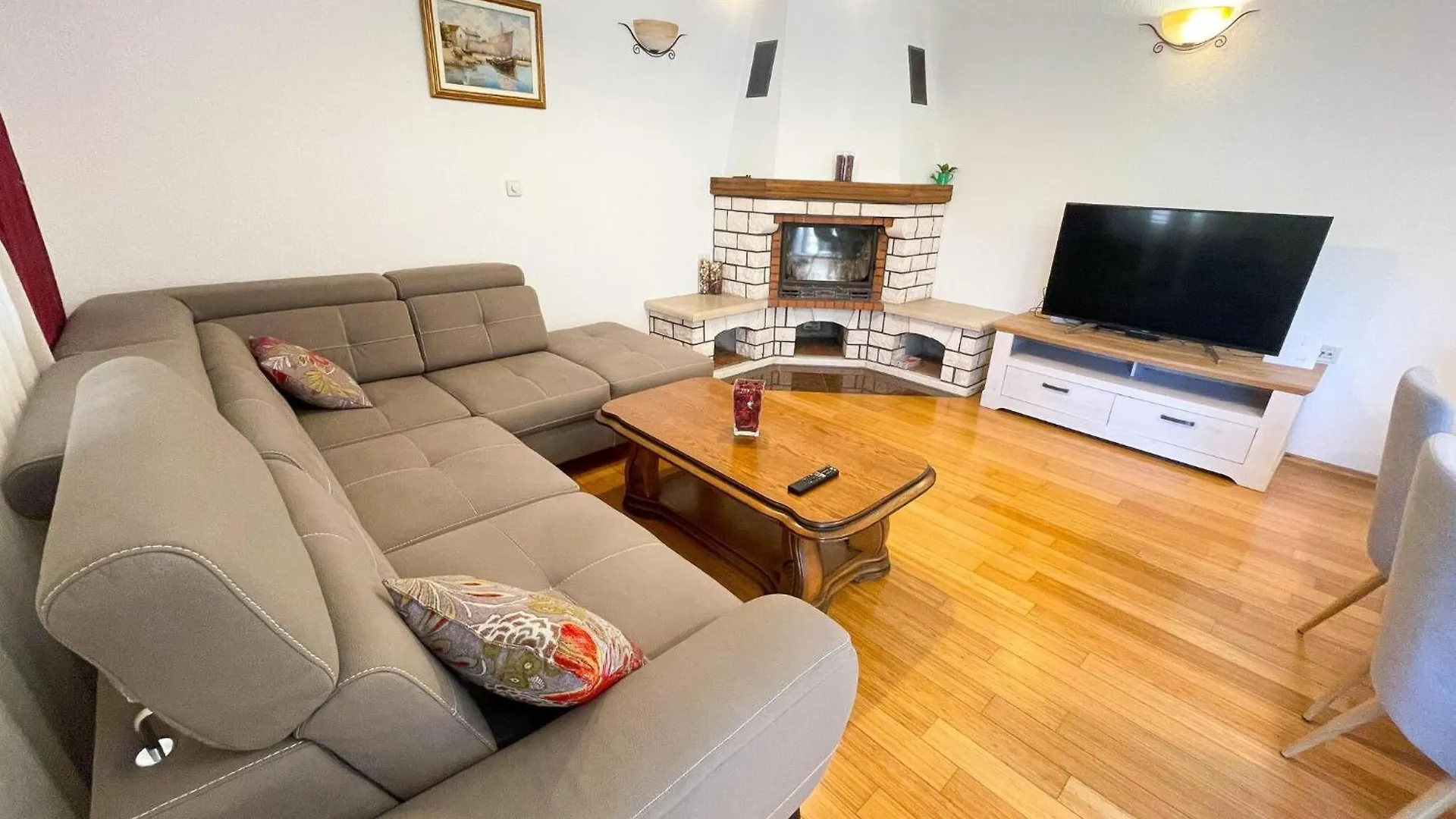 Beautiful Holiday Home With Swimming Pool Drivenik