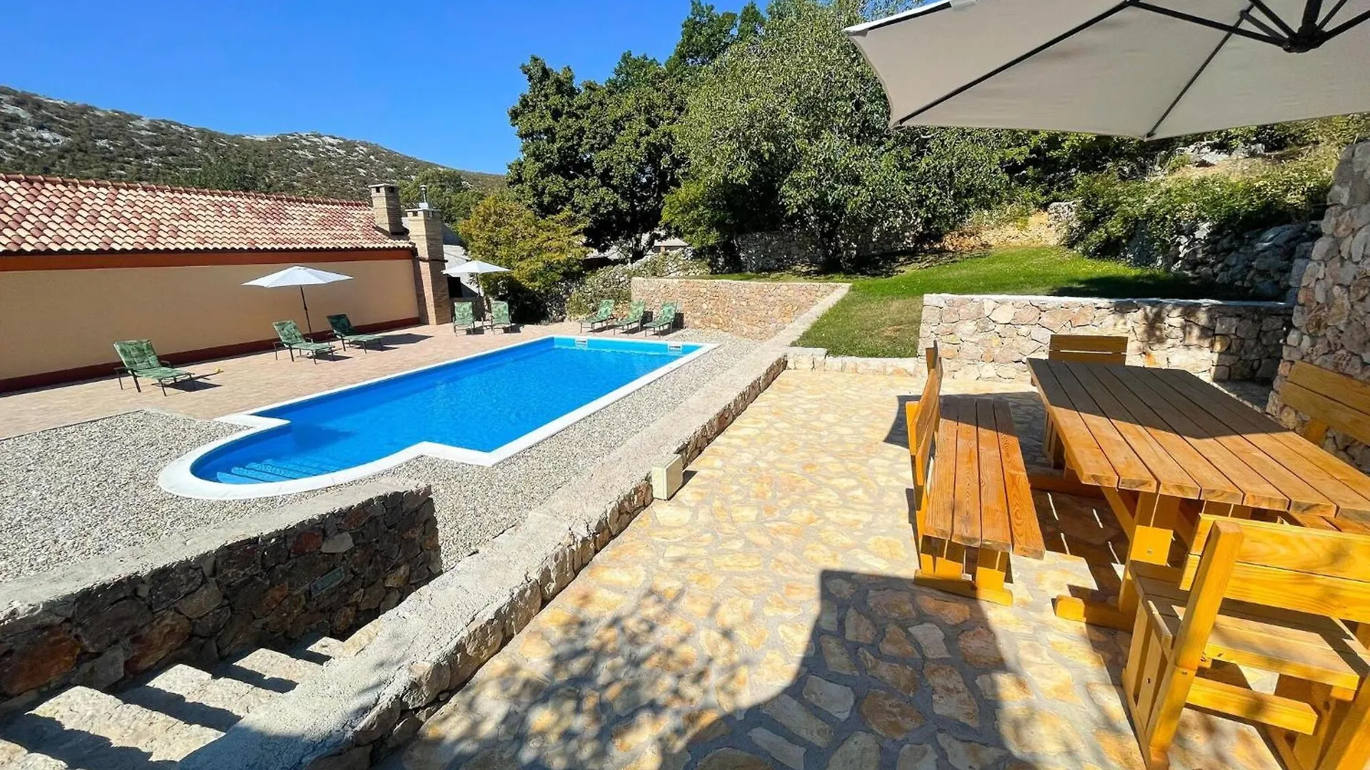 Beautiful Holiday Home With Swimming Pool Drivenik